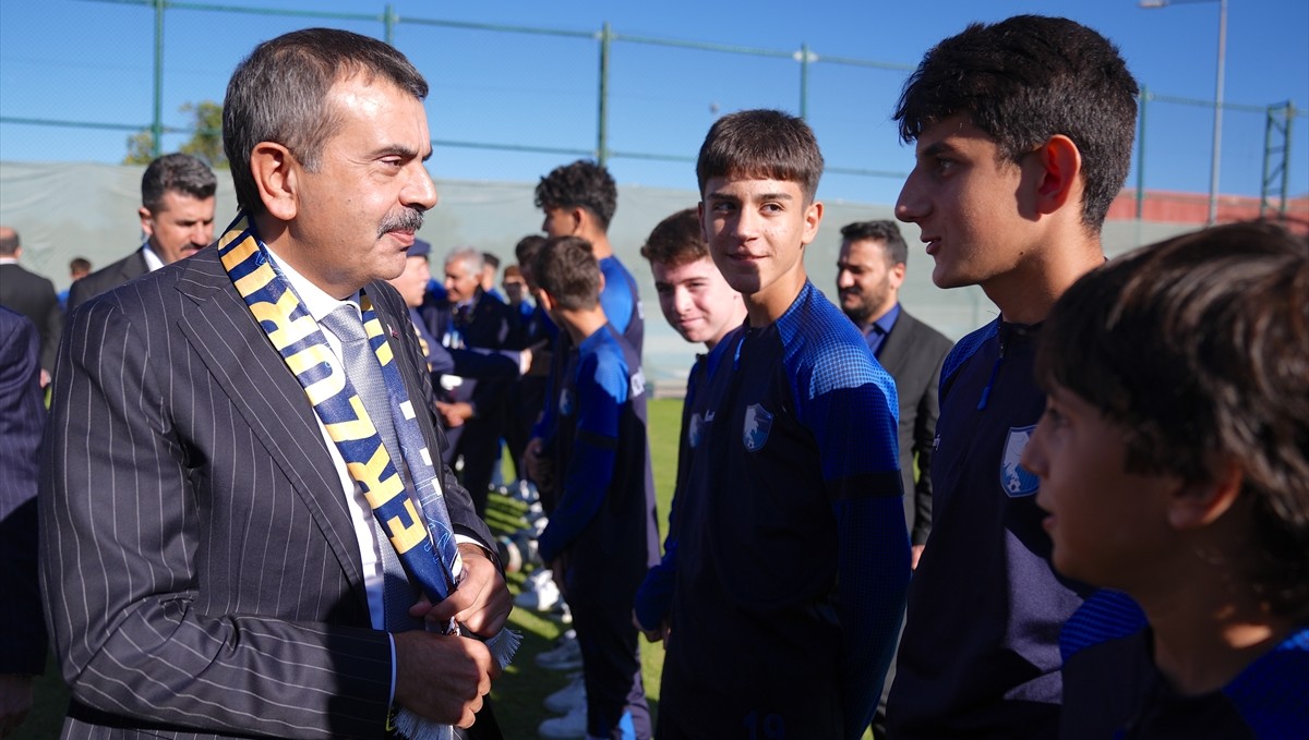 Milli Eğitim Bakanı Yusuf Tekin, Erzurumspor FK tesislerini ziyaret etti