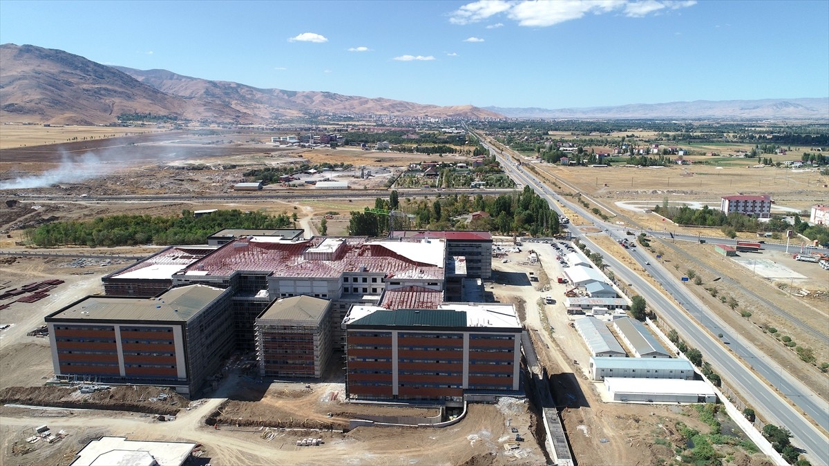 Muş'ta 454 "sismik izolatör"ün kullanıldığı hastane yapılıyor