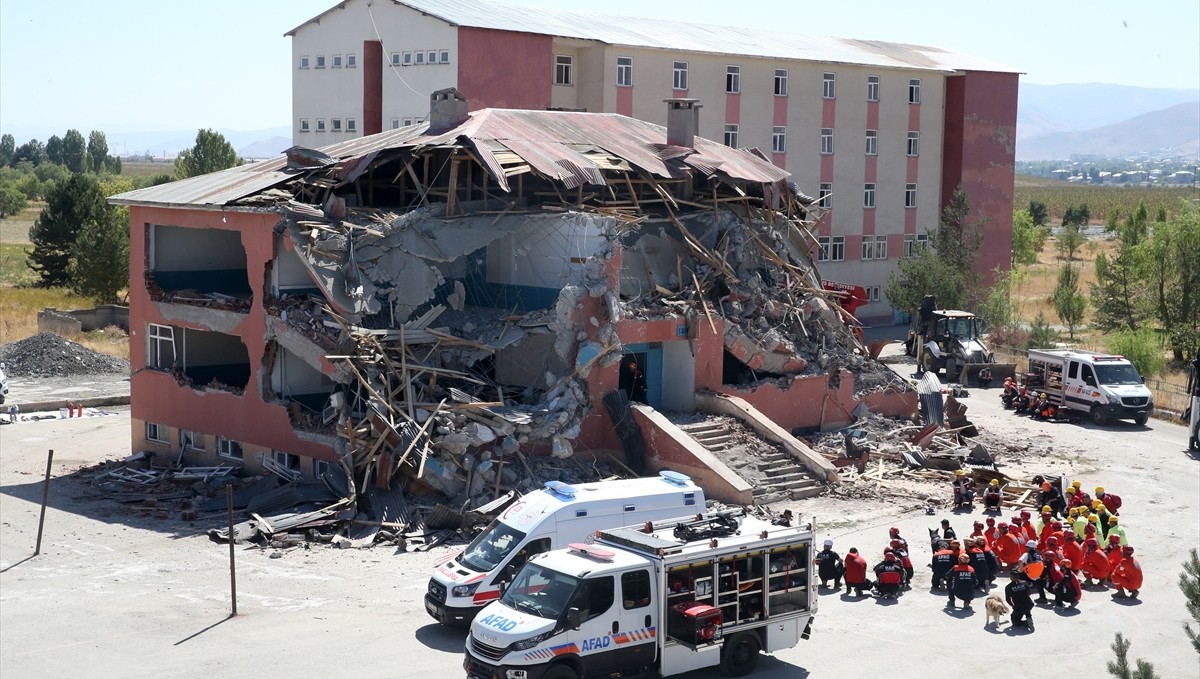 Muş'ta 6 ilden ekiplerin katılımıyla deprem tatbikatı yapıldı