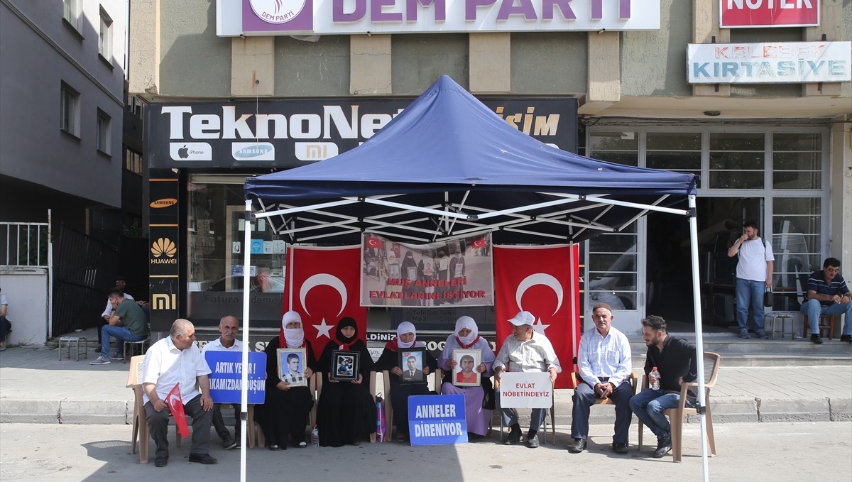 Muş'ta evlatlarına kavuşmak isteyen aileler, DEM Parti önündeki eylemlerini sürdürdü