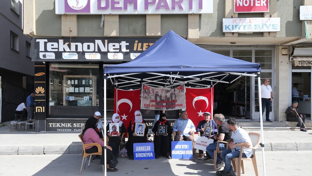 Muş'ta evlatlarına kavuşmak isteyen aileler, DEM Parti önündeki eylemlerini sürdürdü