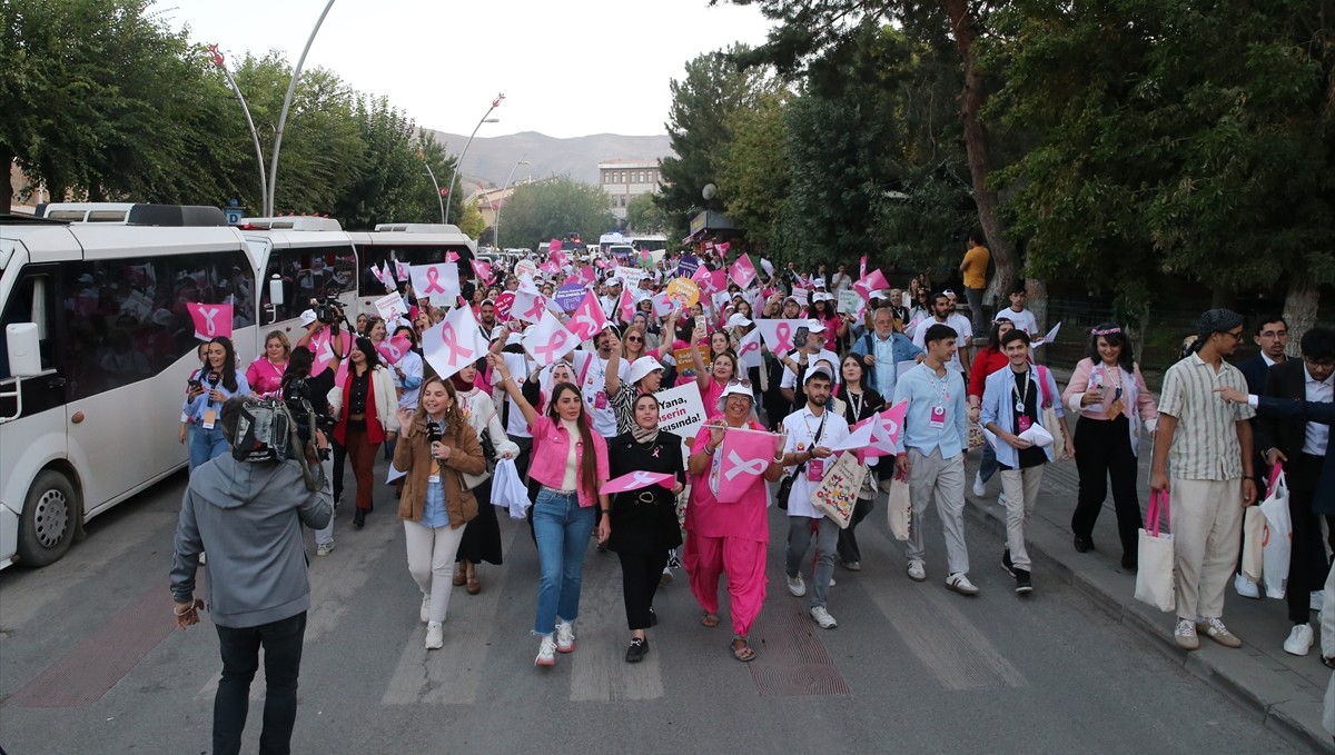 Muş'ta gönüllüler, kansere dikkati çekmek için yürüdü