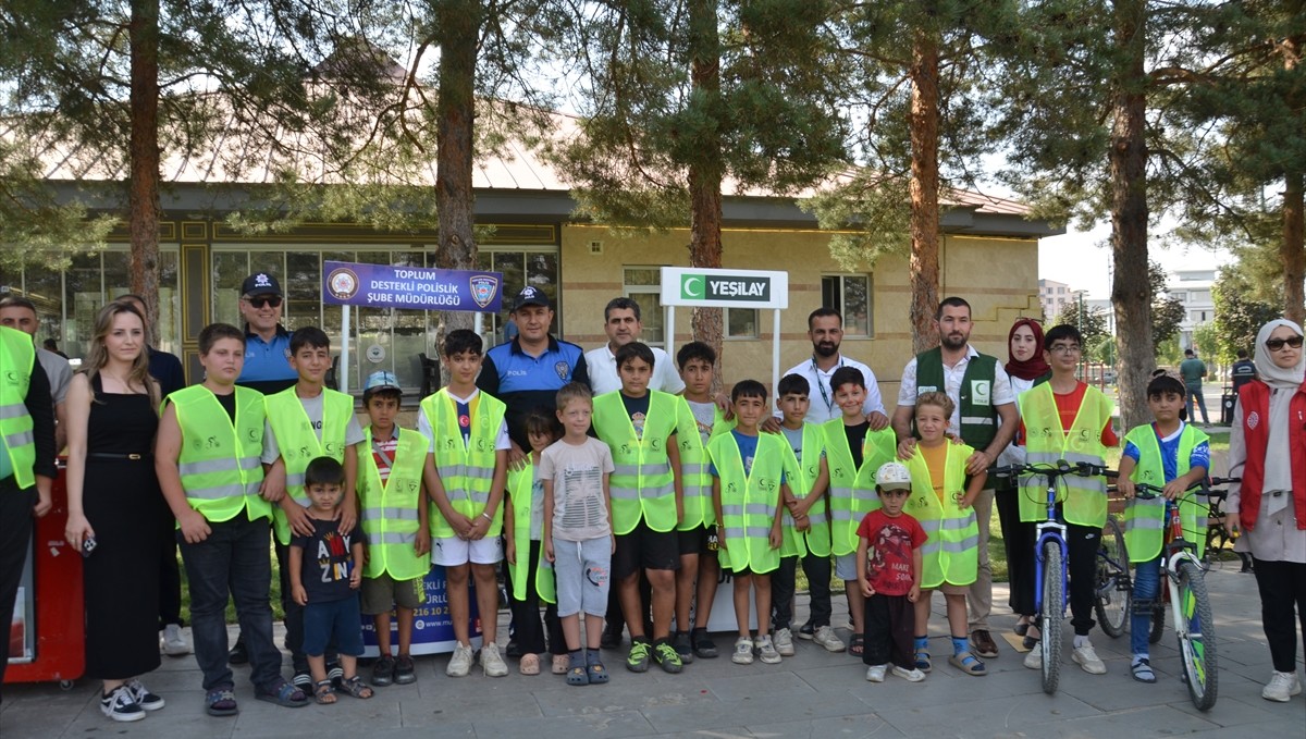 Muş'ta vatandaşlar bağımlılıkla mücadele konusunda bilgilendirdi