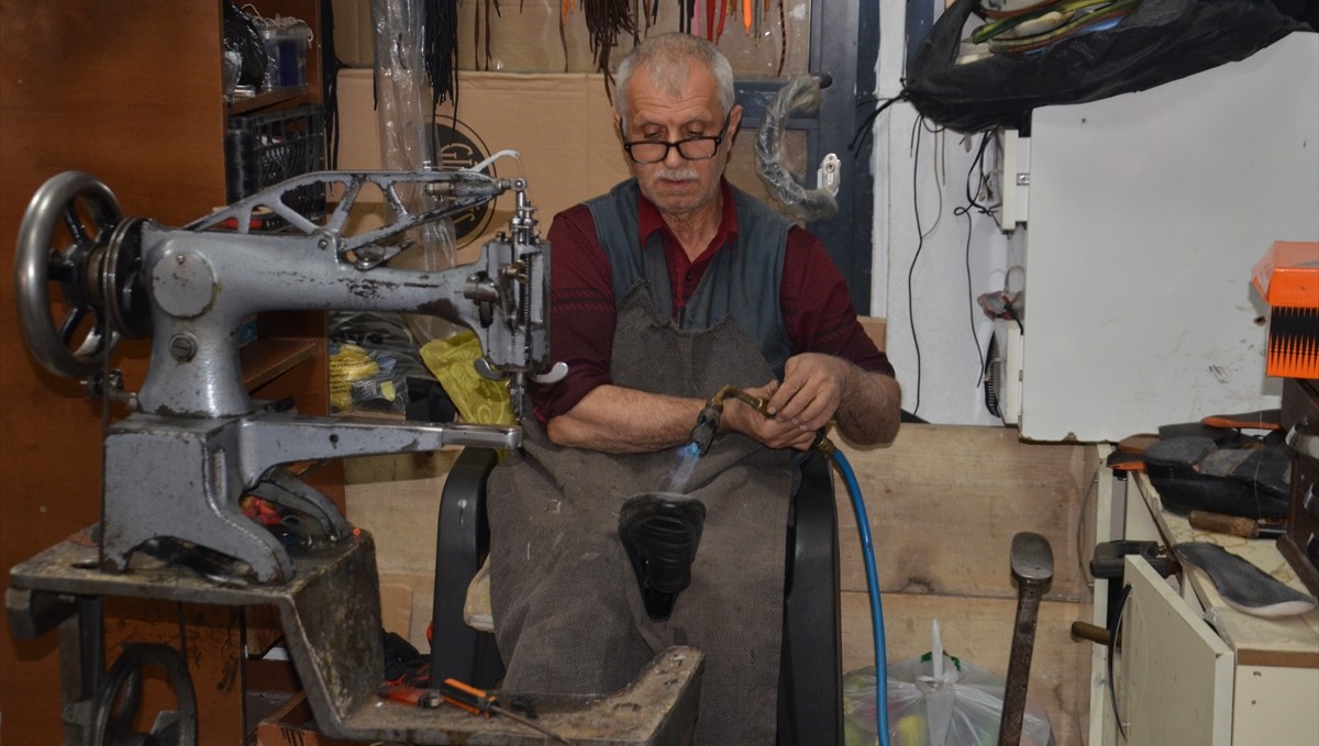 Muşlu "Fikret Usta" 45 yıldır ayakkabı tamir ediyor