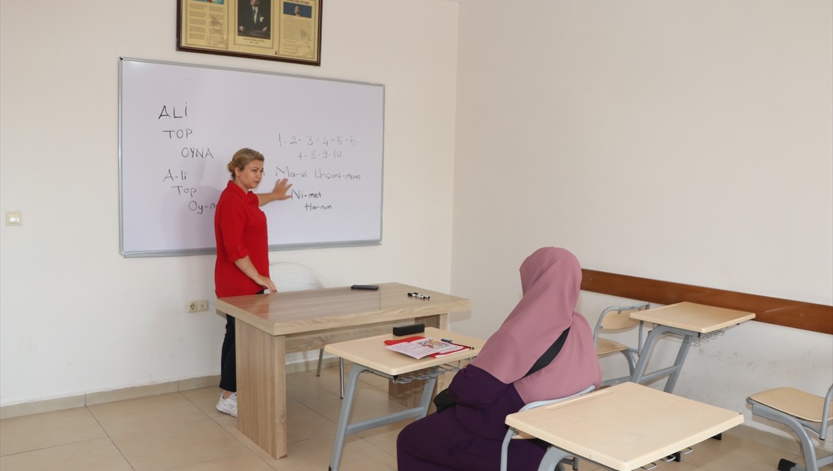 Okuma yazma bilmediği yıllarda sürekli kaybolan Nimet nine artık rahatça geziyor