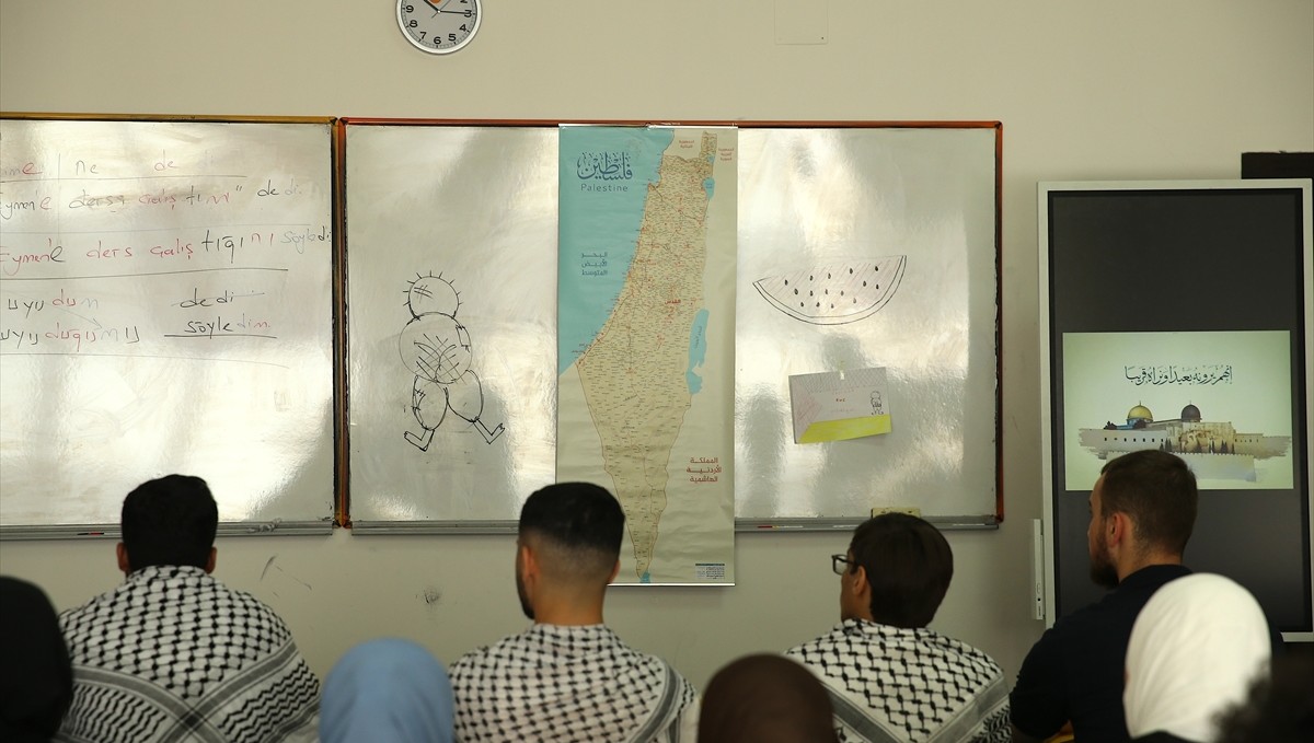 Omuzlarında kefiye, sınıf duvarında asılı Filistin Devleti haritasıyla Türkçe öğreniyorlar