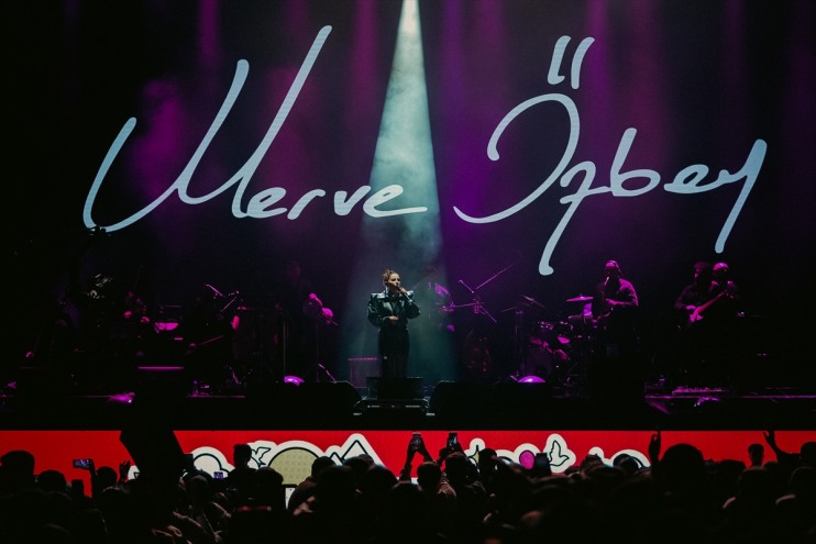 Özbey Şarkıcı Merve verdi konser Bitlis