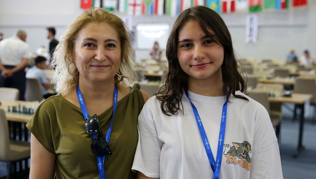 Satranç tutkunu anne ve kızı aynı turnuvada ter döküyor