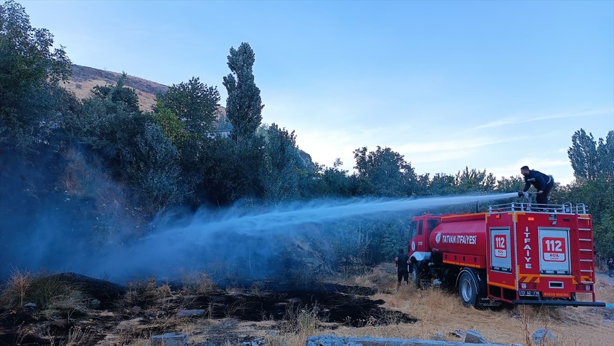 Tatvan'da otluk alanda çıkan yangın söndürüldü