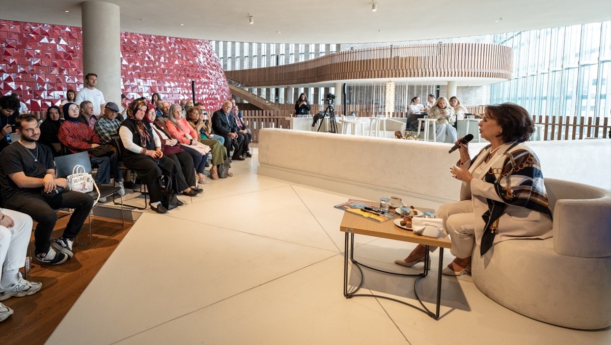 Türk Telekom Darülaceze sakinleri ile oyuncu Hülya Koçyiğit'i AKM'de buluşturdu