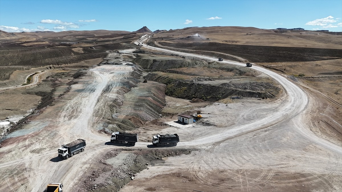 Van'a yapılan 41 kilometrelik çevre yolunda çalışmalar sürüyor