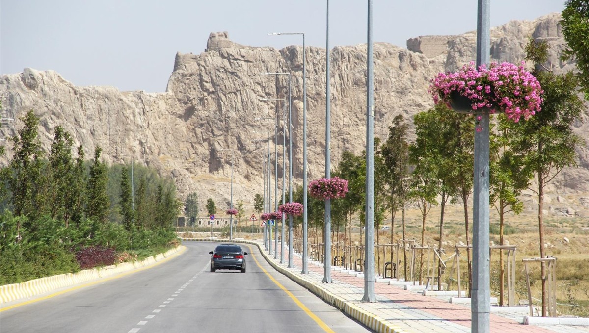 Van Büyükşehir Belediyesi sahil yolunda bakım ve peyzaj çalışması yapıyor