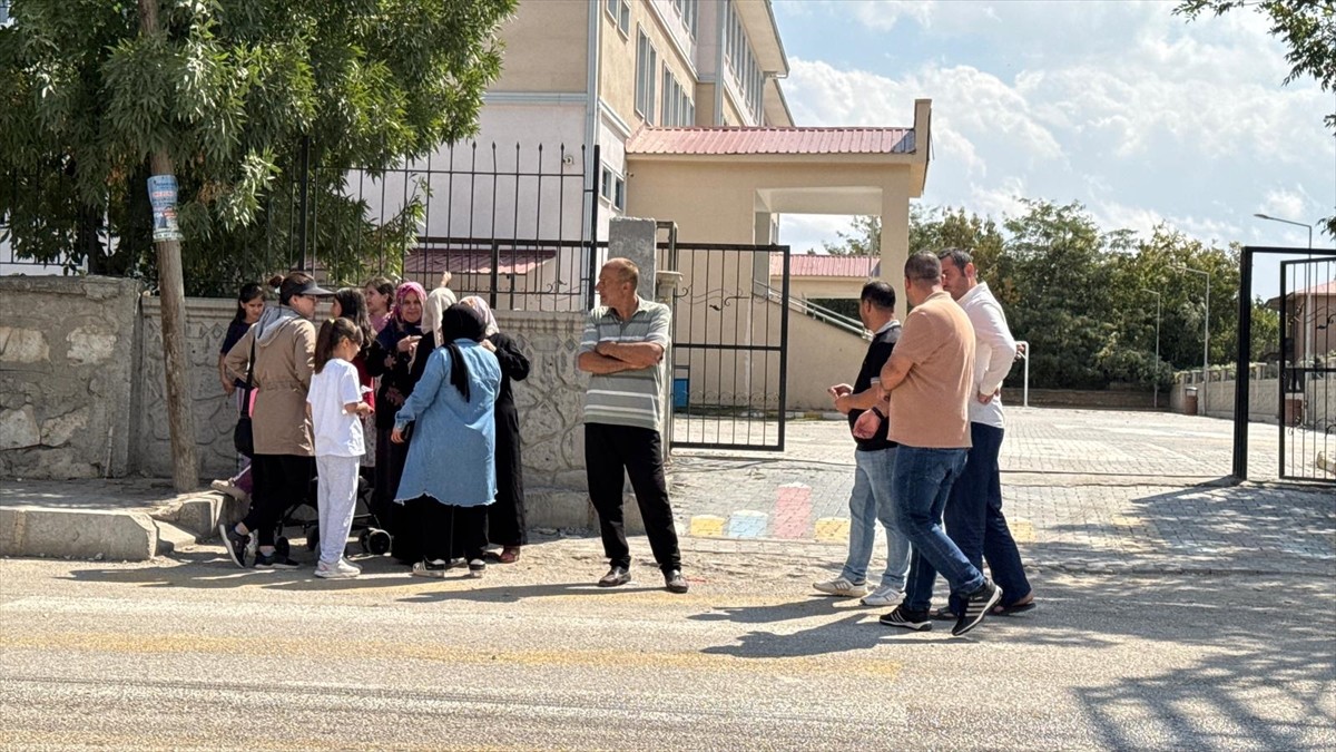 Van'da bir şüpheli okulda 2 öğretmeni bıçakla yaraladı