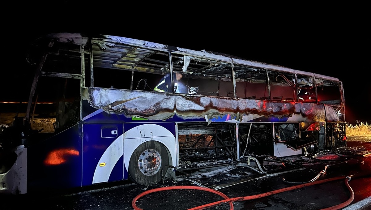 Van'da seyir halindeki yolcu otobüsü yandı