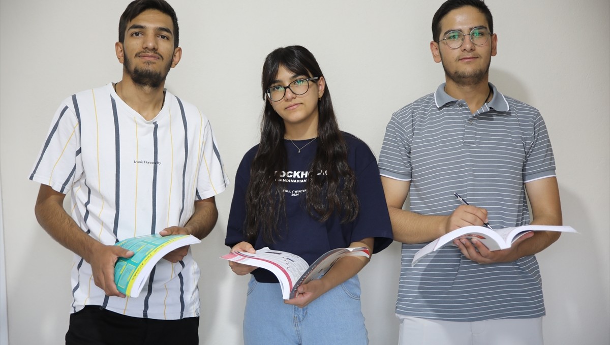 Vanlı 3 kardeş ortak masada ders çalışarak üniversite hayallerini gerçekleştirdi