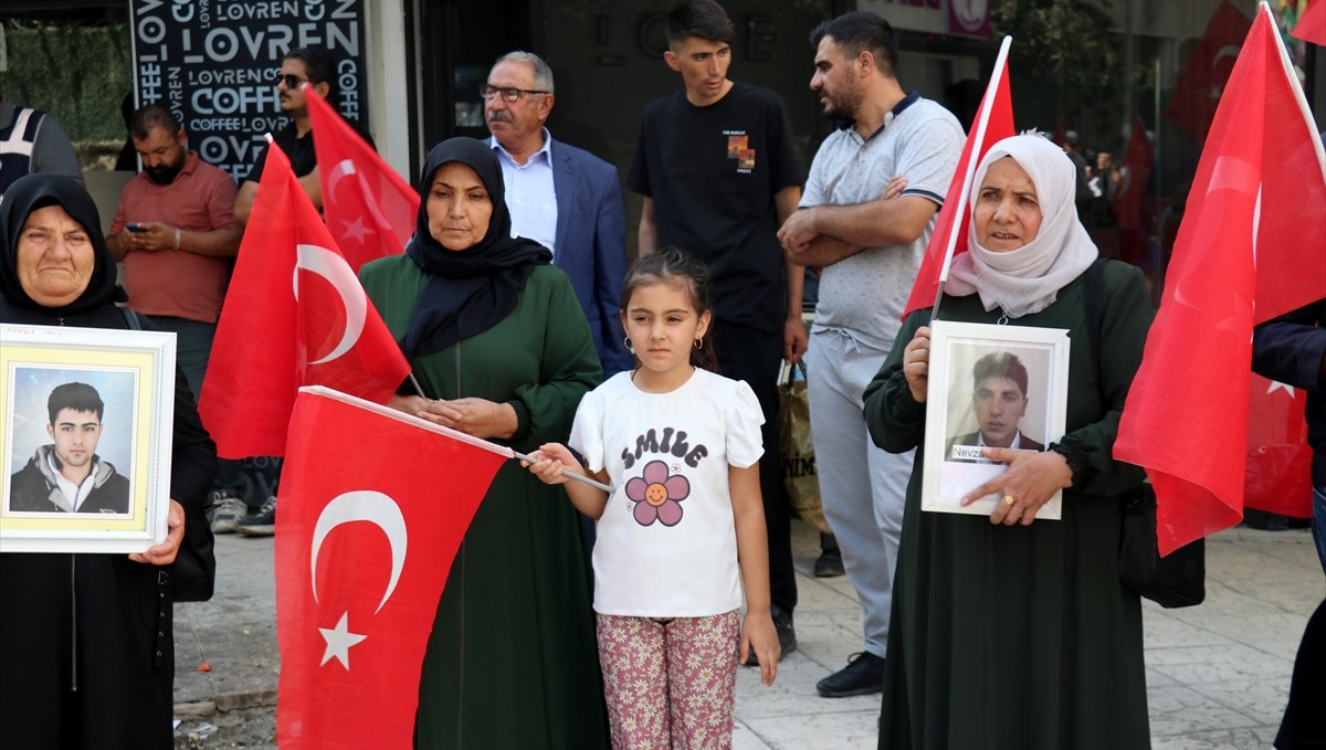 Vanlı aileler DEM Parti binası önündeki "evlat nöbeti"ni sürdürdü