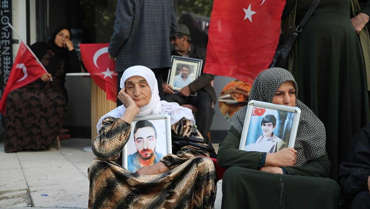 Vanlı aileler, DEM Parti İl Başkanlığı önündeki eylemlerini sürdürdü