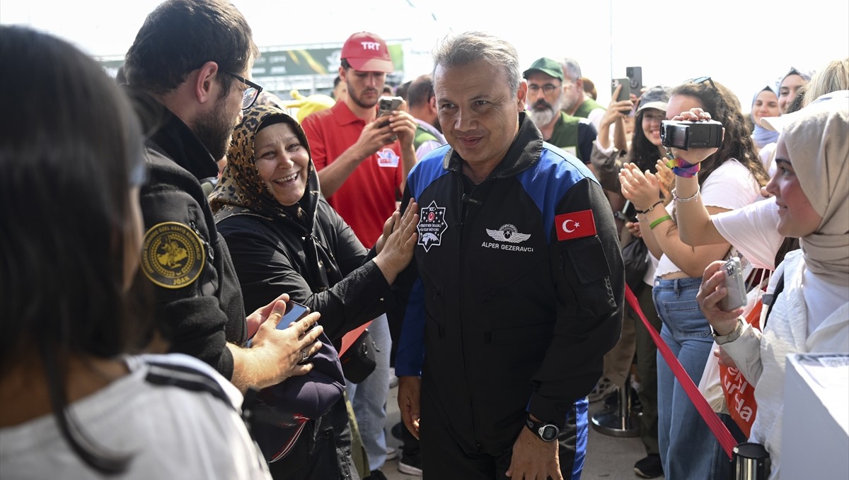 Yeşilay, TEKNOFEST'te Astronot Alper Gezeravcı'yla söyleşi yaptı