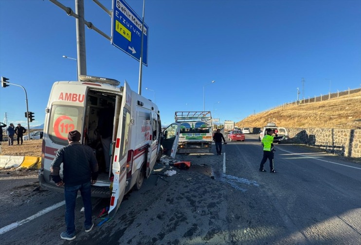 sonucu ambulans ile kamyonetin yaralandı çarpışması 7 kişi Ağrı