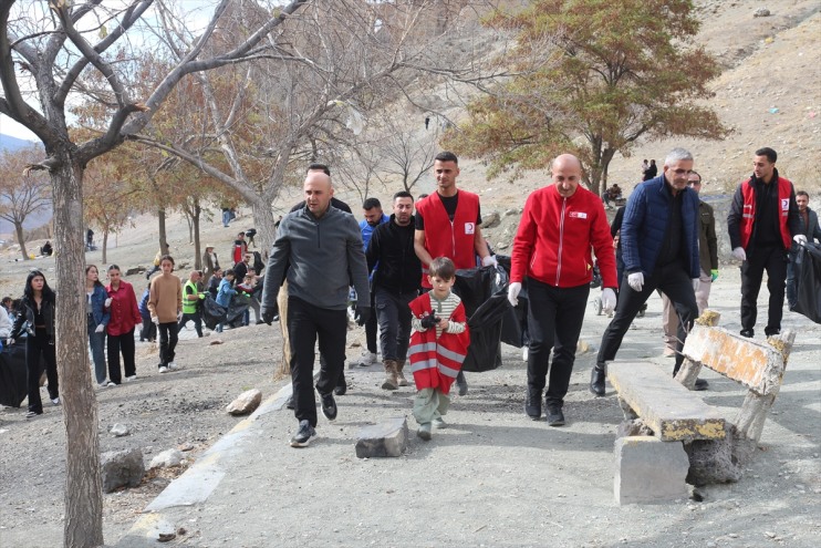 Ağrı'da İshak Paşa Sarayı çevresinde farkındalık temizliği yapıldı