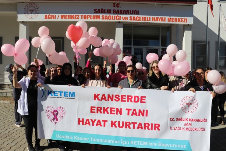 Ağrı'da kadın sağlık çalışanları meme kanseri farkındalığı yürüyüşü yaptı