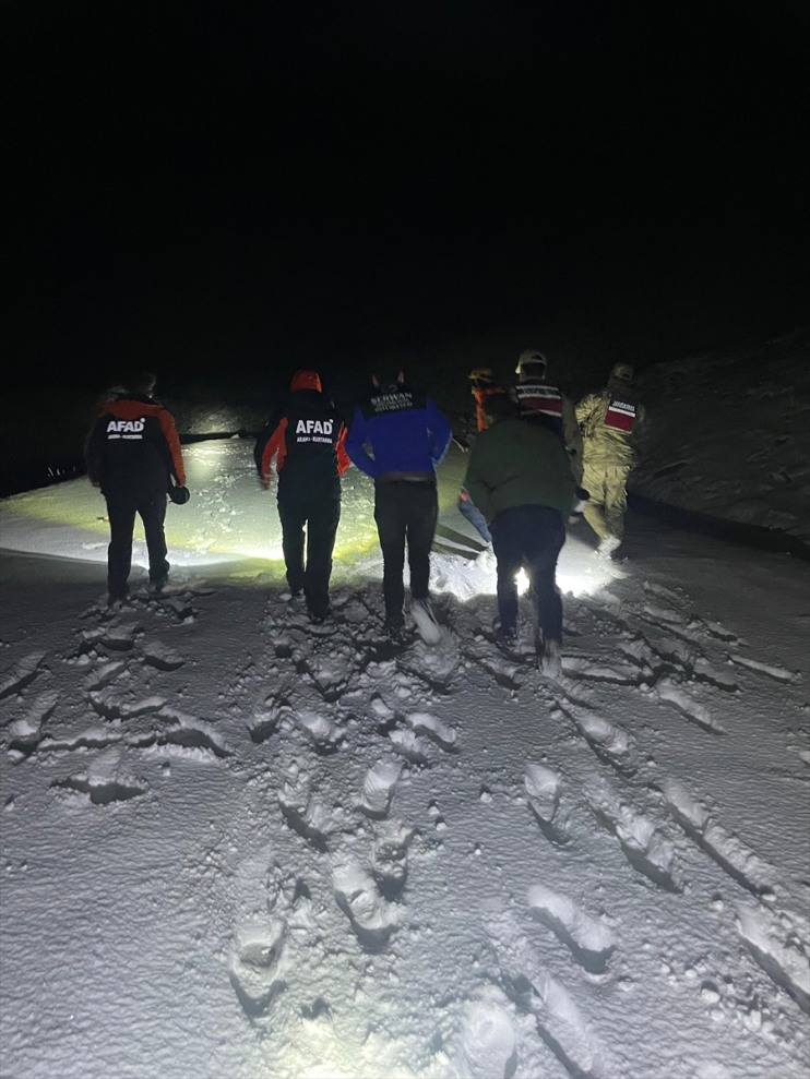 Ağrı'da karda mahsur kalan 2 kişi kurtarıldı