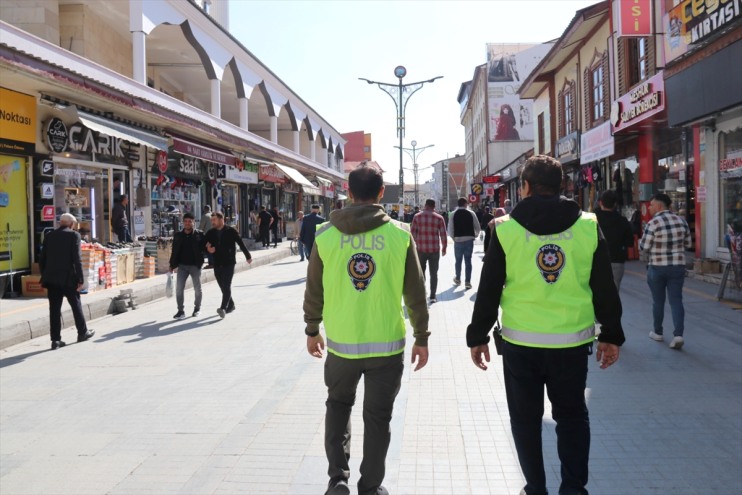 Ağrı'da polis vatandaşların güvenliği için caddelerde denetim yapıyor