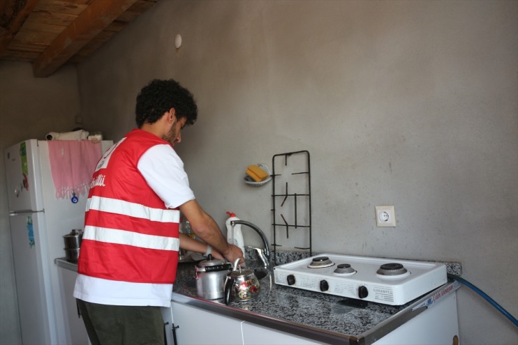 yalnız kadının temizledi Kızılay üniversiteli gönüllüleri evini Ağrı