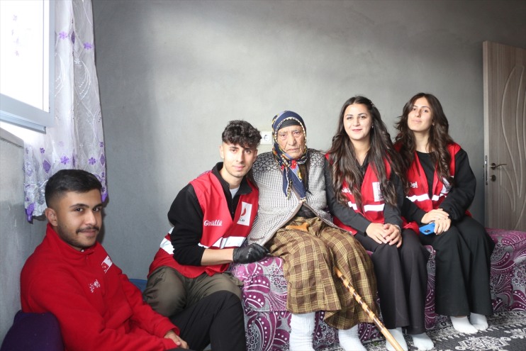 yalnız üniversiteli Kızılay evini gönüllüleri Ağrı