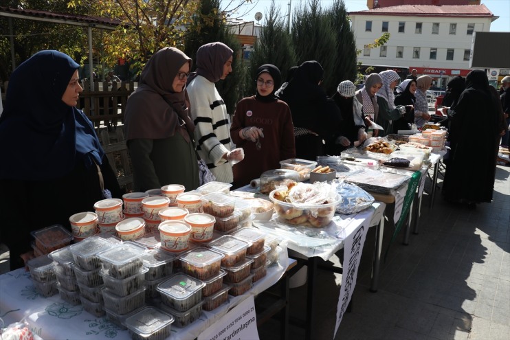 Ağrılı kadınlar Gazze için kermes düzenledi