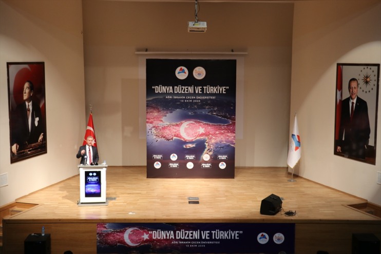 Parti üniversite Genel buluştu: Yalçın, öğrencileriyle Başkan Ağrı