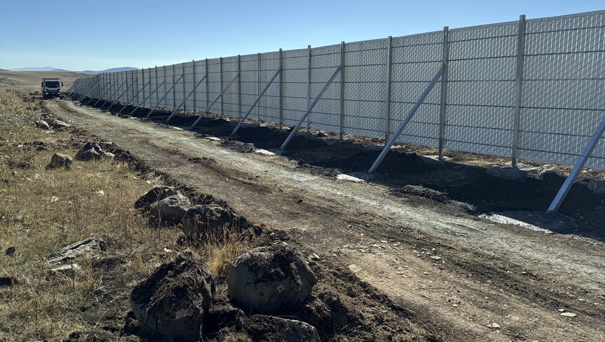 Ardahan'da kışın güvenli ulaşım için kara yollarına kar bariyerleri yapıldı