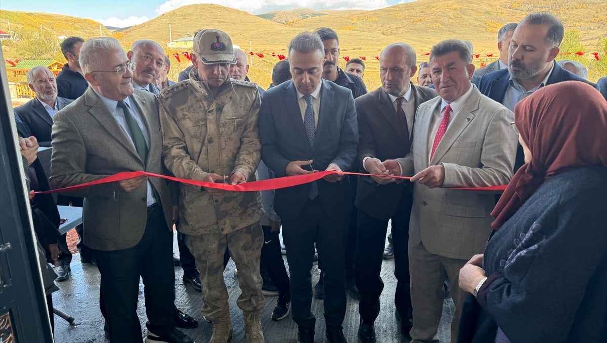 Ardahan Valisi Hayrettin Çiçek, köy konağı ve muhtarlık açılışına katıldı