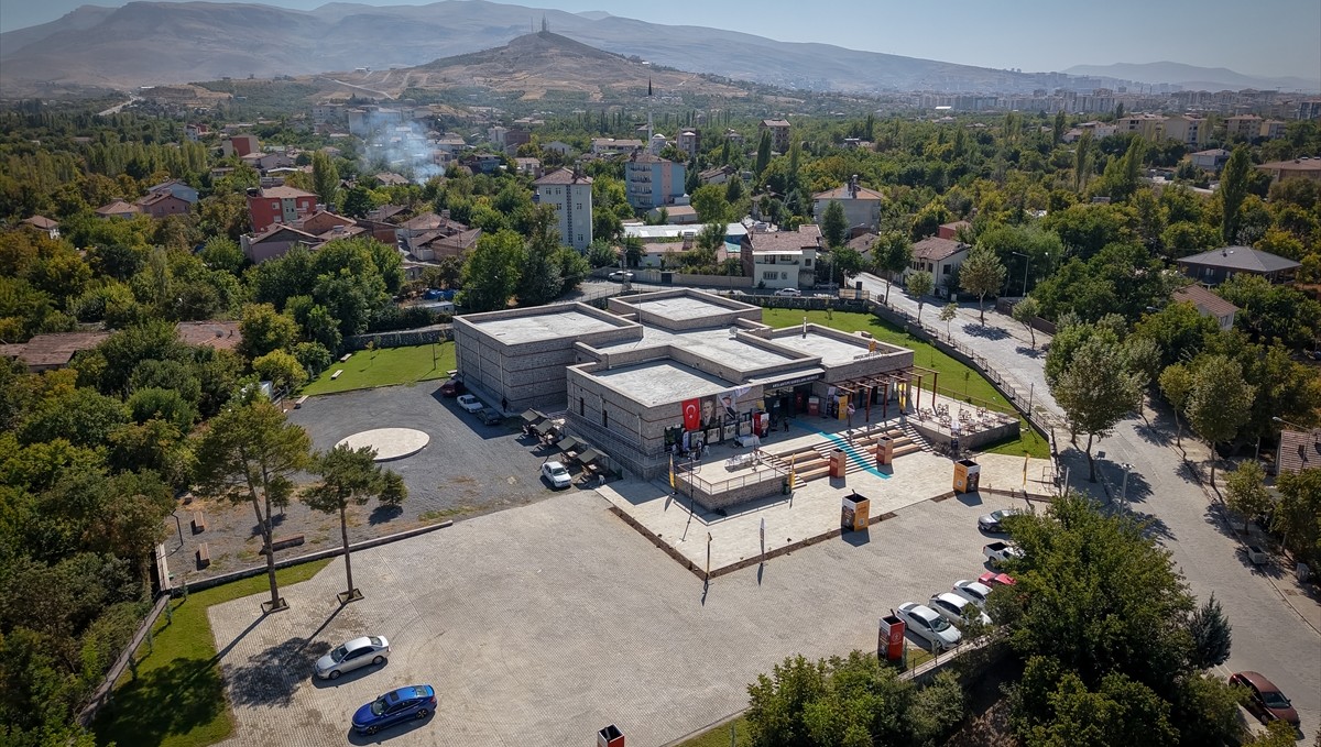 Arslantepe Höyüğü Karşılama Merkezi, ziyaretçilerini 7 bin yıllık yolculuğa çıkarıyor