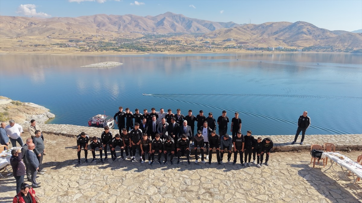 Beşiktaş 17 Yaş Altı Takımı oyuncuları Tunceli'deki Pertek Kalesi'ni gezdi