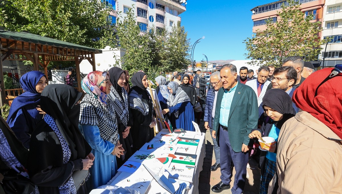 Bingöl'de "Gazze'ye Umut Ol" temalı hayır çarşısı düzenlendi