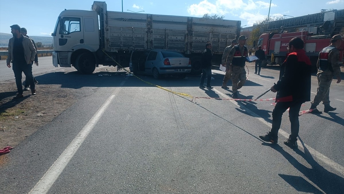 Bitlis'te kamyona çarpan otomobildeki 4 kişi yaralandı