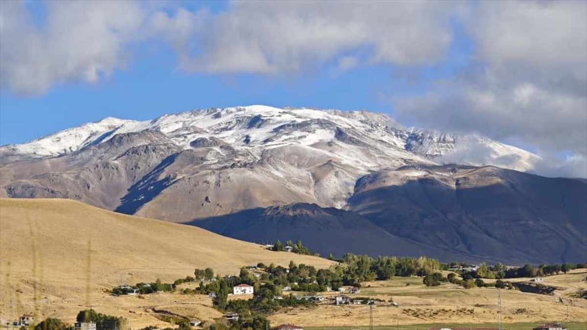 Bitlis ve Hakkari'de yüksek kesimlerde kar etkili oldu