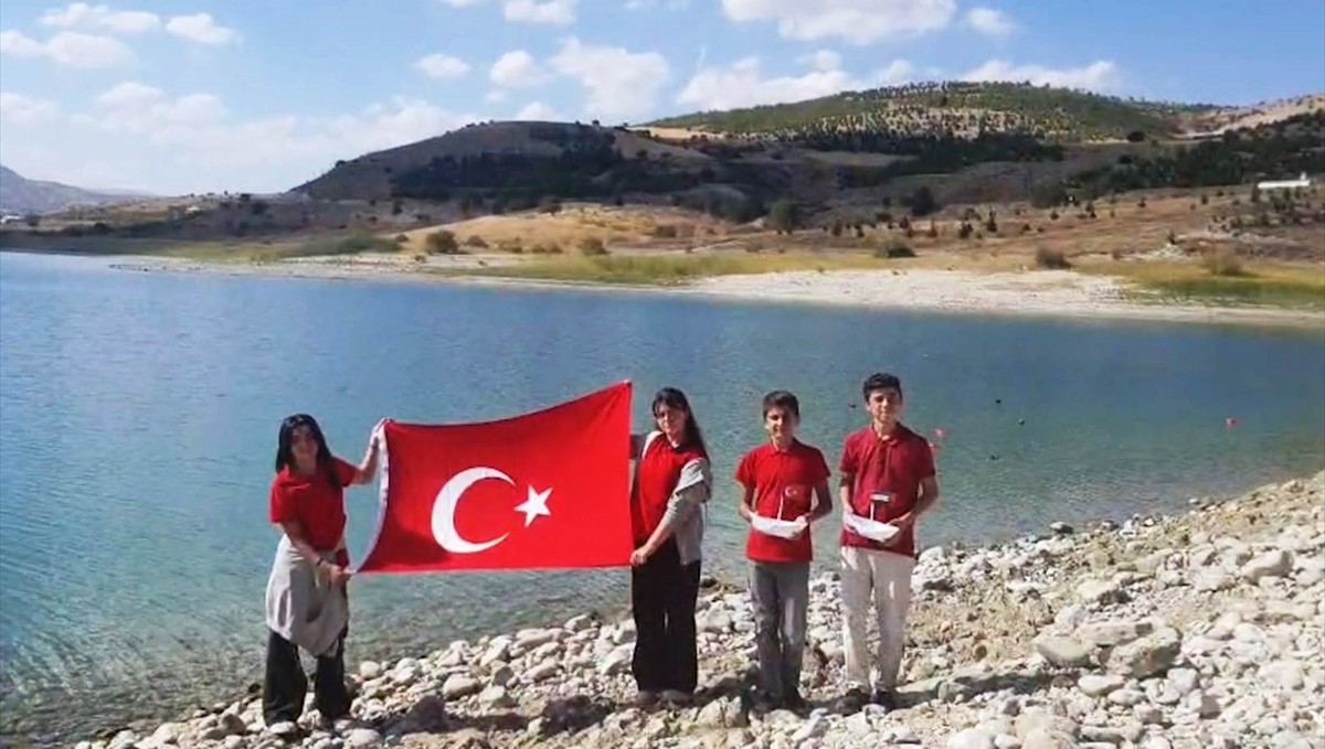 Elazığ'da öğrenciler Küresel Sumud Filosu'na destek için kağıttan gemileri suya bıraktı