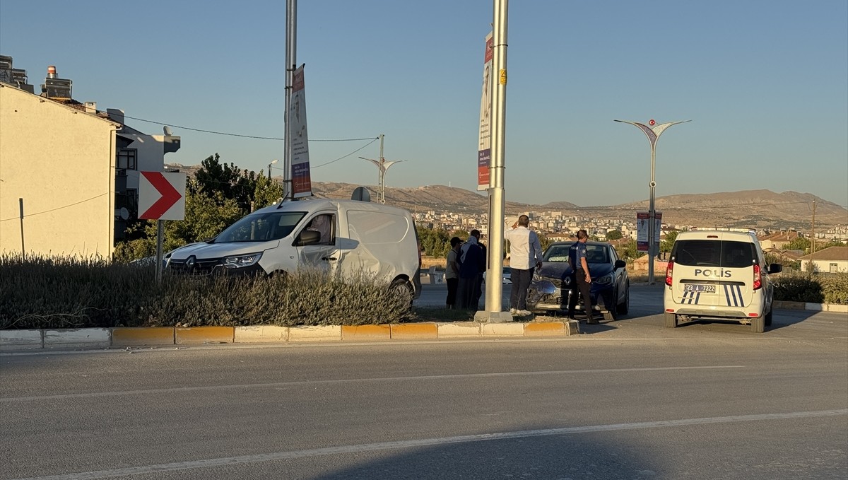 Elazığ'da otomobil ile hafif ticari aracın çarpıştığı kazada 3 kişi yaralandı