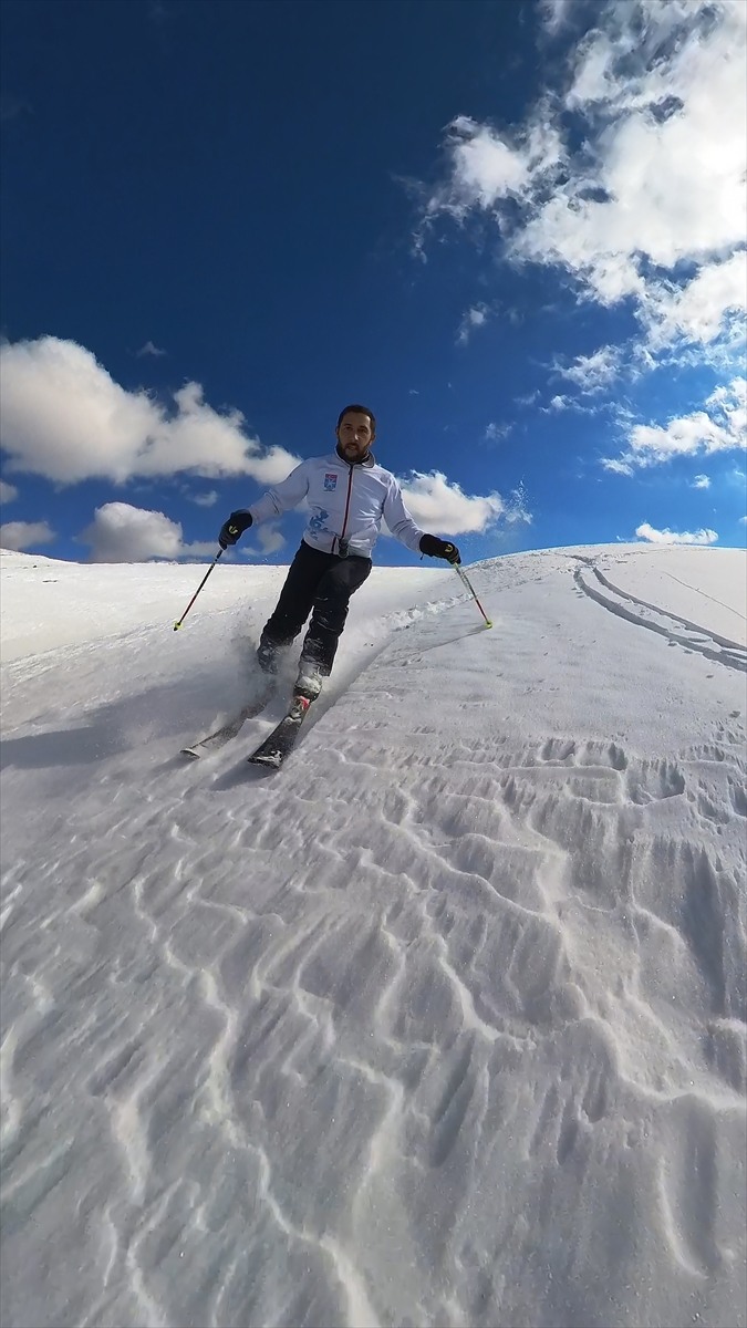 Ergan Dağı'nın zirvesine kros motosikletiyle çıkıp sezonun ilk kayağını yaptı