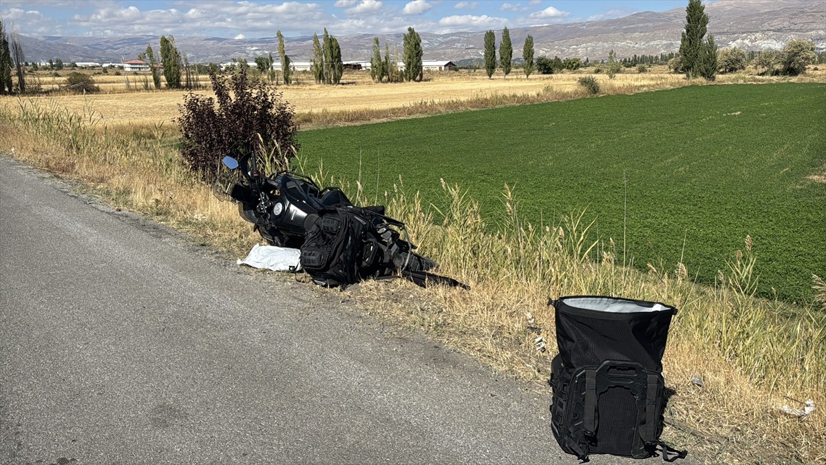 Erzincan'da bariyere çarpan motosikletteki sürücü öldü