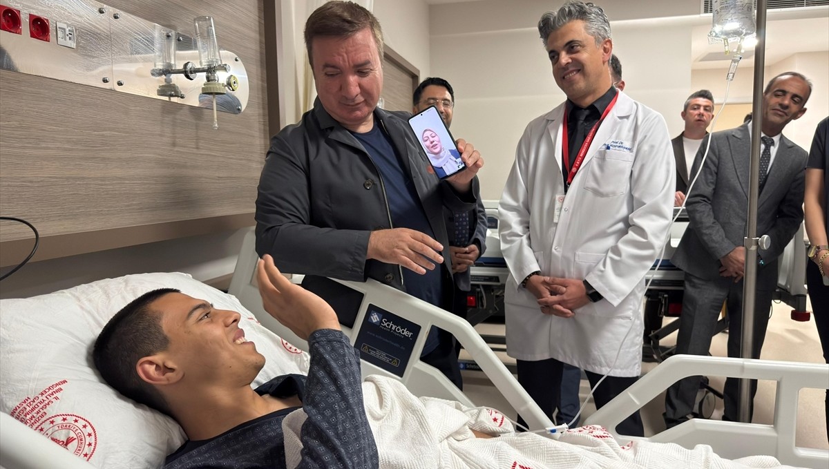 Erzincan Valisi Aydoğdu sosyal medyadan destek istenen hasta üniversiteliye ziyaret