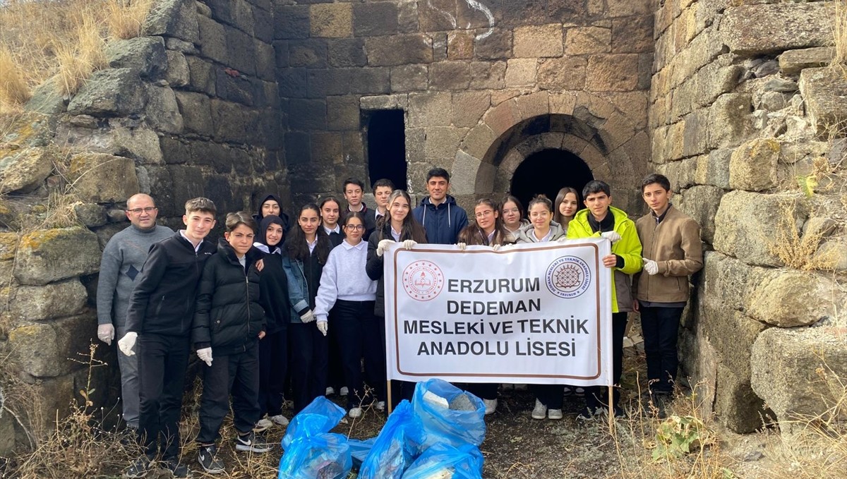 Erzurum'da gençler tarihi tabyayı korumak için temizlik yaptı