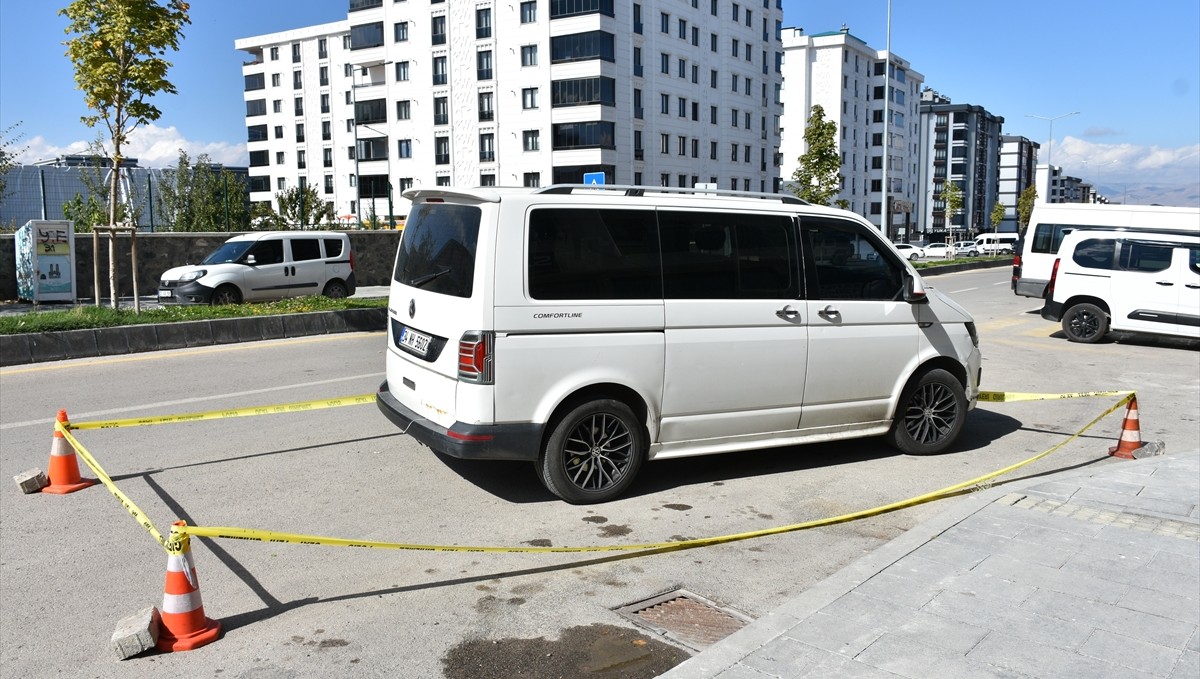 Erzurum'da park halindeki araçta hareketsiz bulunan kişi hastanede öldü