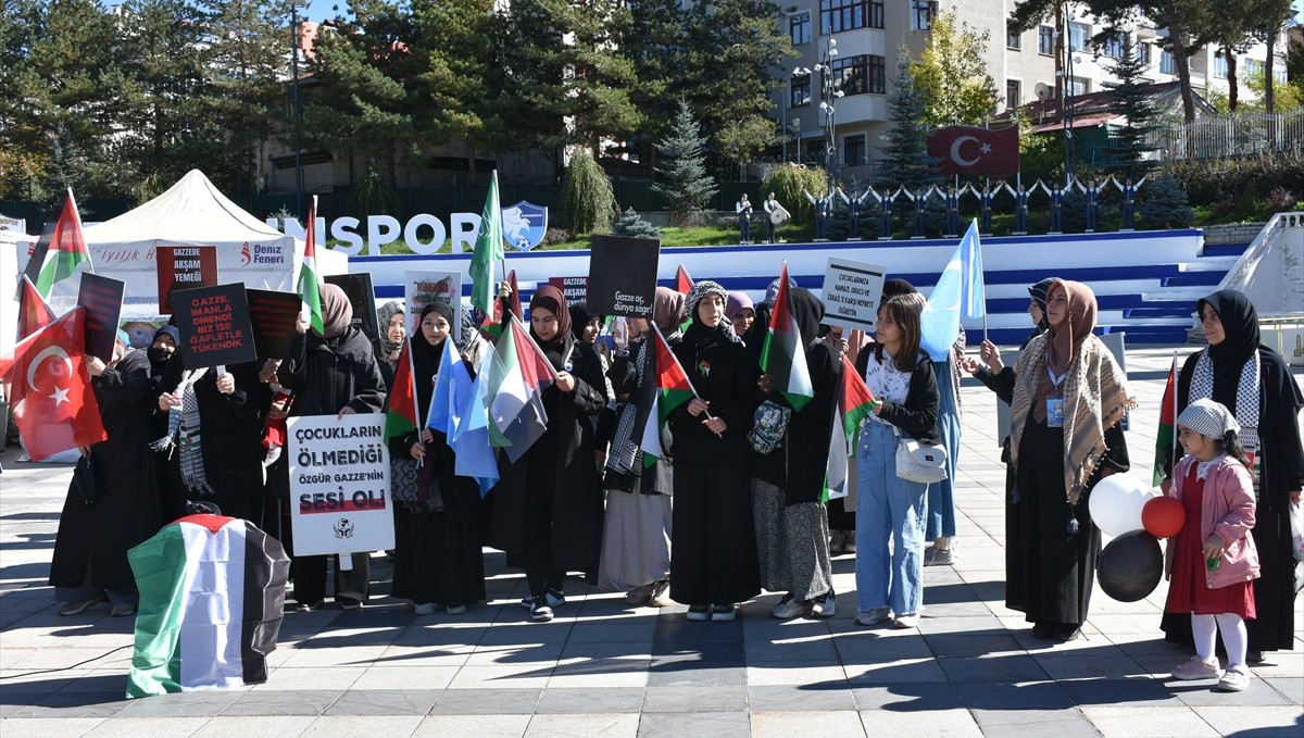 Erzurum'da sağlık çalışanları 100 haftadır Gazze için desteklerini sürdürüyor