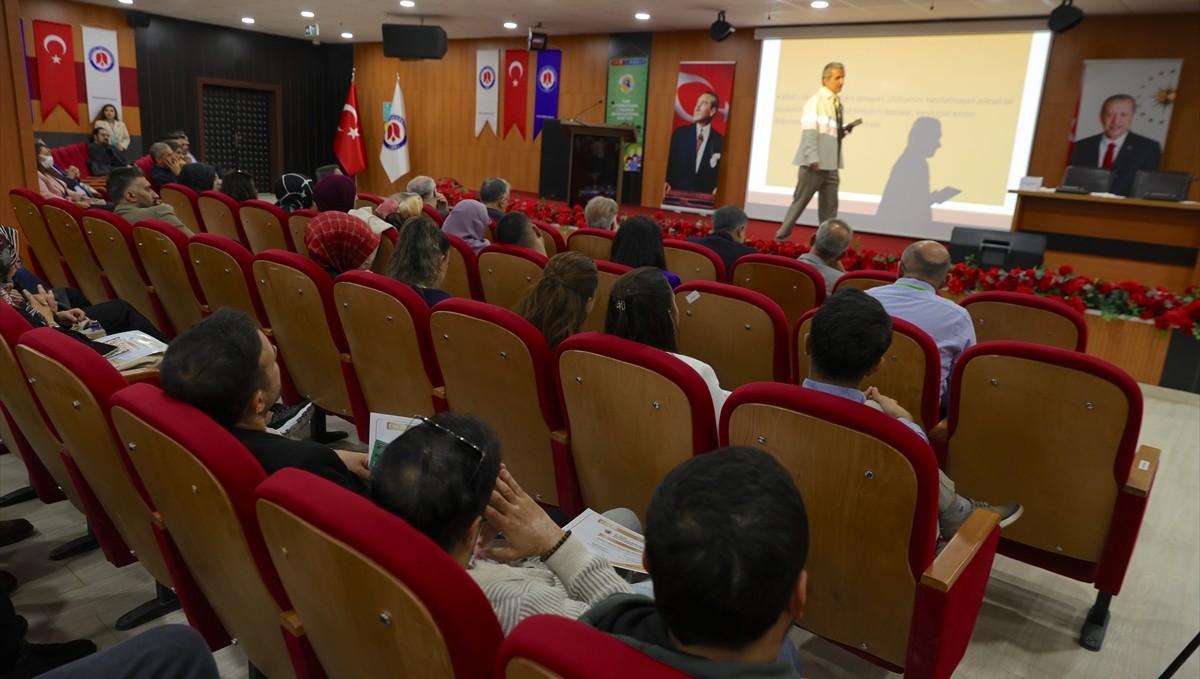 Hakkari'de "aile ve eğitim" temasıyla düzenlenen uluslararası kongre sürüyor