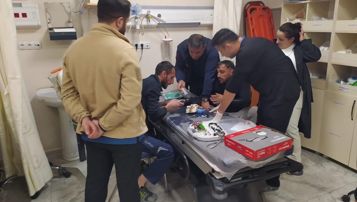 Hakkari'de bir kişinin parmağında sıkışan yüzüğü itfaiye ekipleri çıkardı