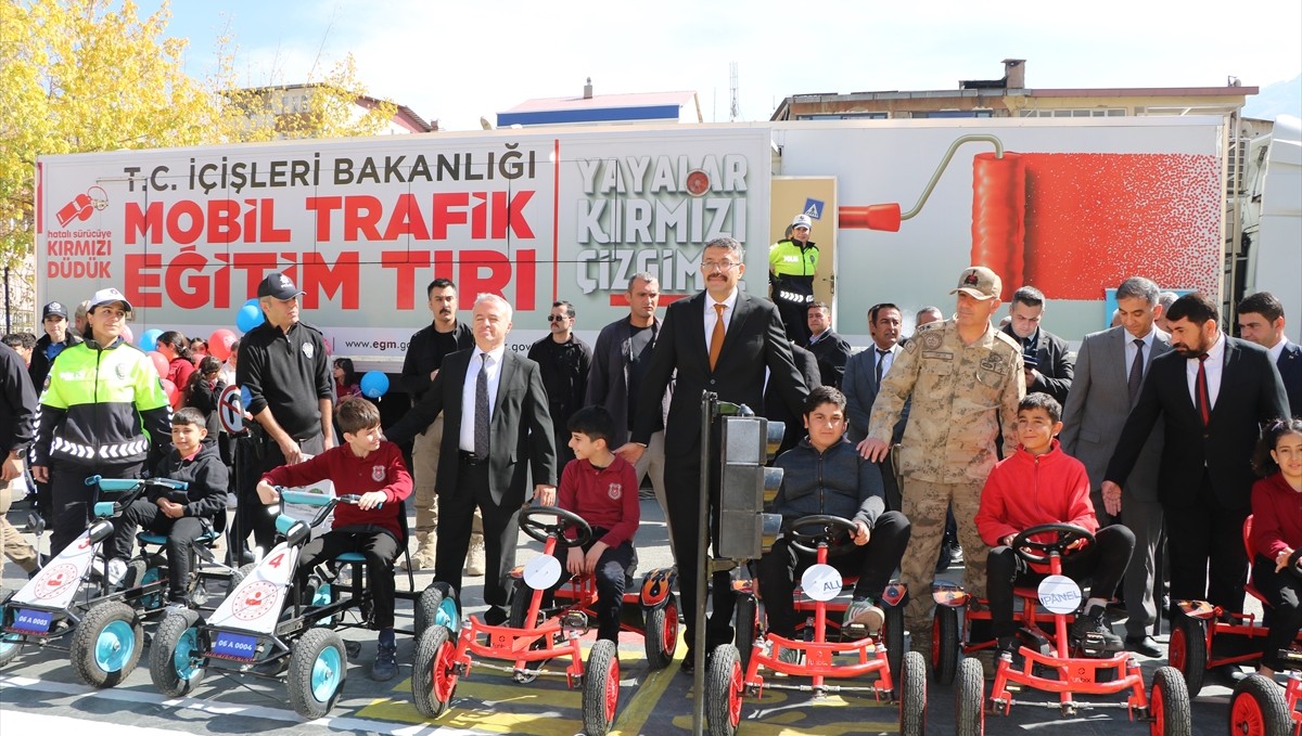 Hakkari'de ilkokul öğrencilerine teorik ve uygulamalı trafik eğitimi verildi