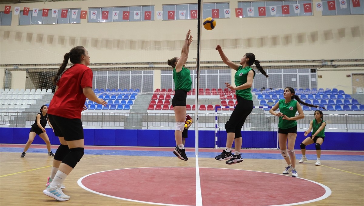Hakkari'de kadın voleybolcular başarılarıyla hemcinslerine örnek olmak istiyor